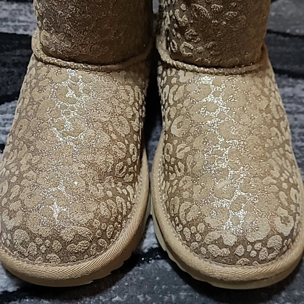 UGG GLITTER SNOW LEOPARD PRINT CLASSIC SHORT CHESTNUT BOOTS - Picture 12 of 15